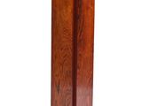 socle en bois avec un plateau en bois et une base carrée