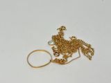 une bague en or et une chaîne en or ornée d'un cheval