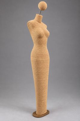 un mannequin en bois surmonté d'une balle