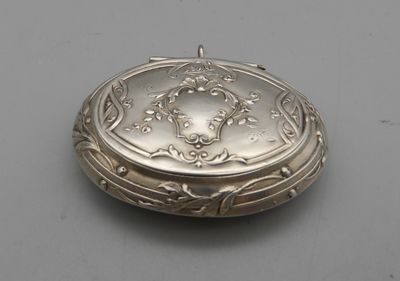 un étui à pilules ancien en argent, orné d'un motif floral