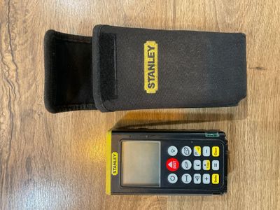 une télécommande posée à côté d'un boîtier sur une table