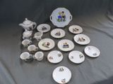 beaucoup d'assiettes et de tasses posées sur une table
