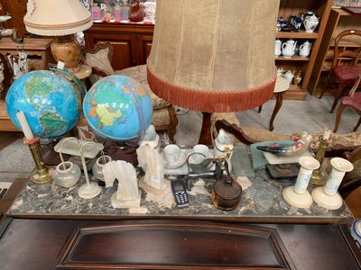 Lot de bibelots : Globes terrestre, serre-livres, flambeaux …