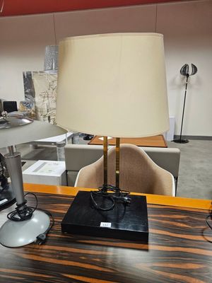 une lampe posée sur une table dans une pièce