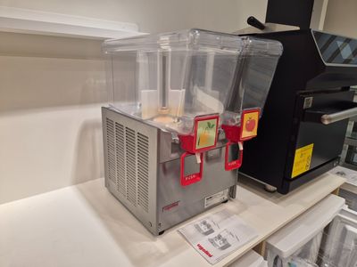une machine posée sur un comptoir
