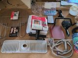une table sur laquelle sont posés plusieurs objets
