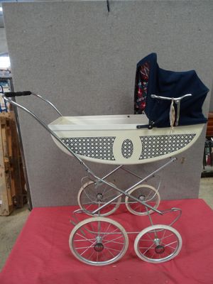 une poussette posée sur une table rouge