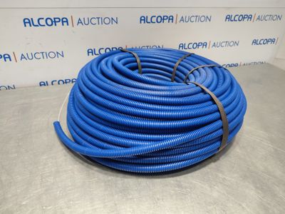 un tuyau bleu posé sur une table, sur fond blanc