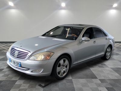 une photo d'une Mercedes Classe S argentée dans un showroom
