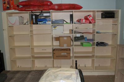 une chambre avec un lit et une bibliothèque