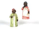 deux figurines représentant une femme et un homme debout l'un à côté de l'autre
