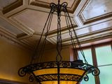 un lustre suspendu au plafond d'une pièce