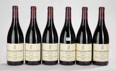 six bouteilles de vin rouge alignées