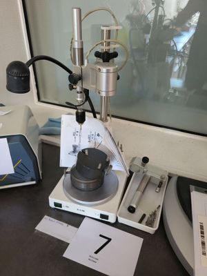 un microscope posé sur une table