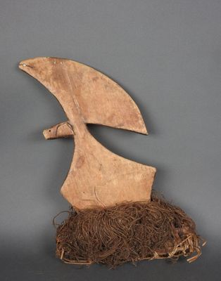 une image représentant une sculpture en bois d'un oiseau perché sur un nid