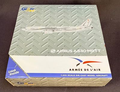 La boîte d'un modèle réduit d'avion est posée sur la table.