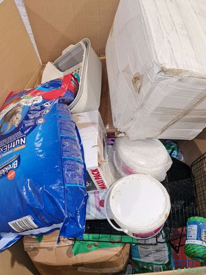 une boîte remplie d'objets posés sur le sol