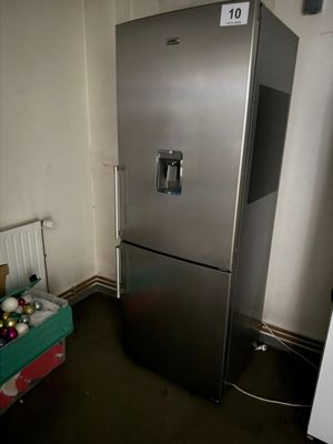 un réfrigérateur argenté dans un coin de la pièce