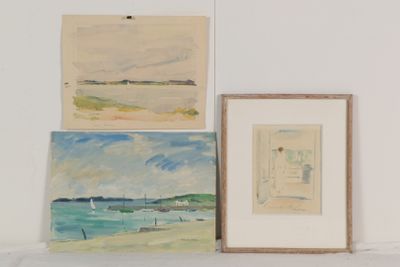 trois tableaux accrochés les uns à côté des autres sur un mur