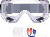 une paire de lunettes de protection et des bouchons d'oreille sur fond blanc