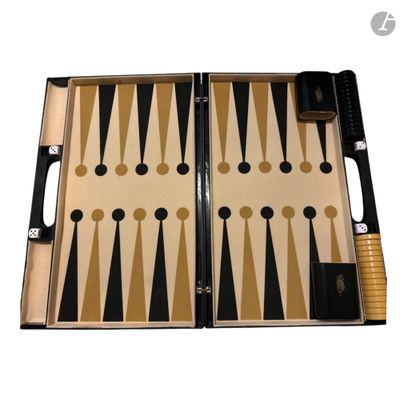 une image d'un plateau de backgammon avec deux pions noirs et dorés