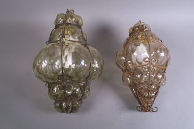 Réunion de deux lanternes électrifiées polylobées en verre t…