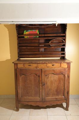 une vieille armoire en bois sur laquelle est posé un livre