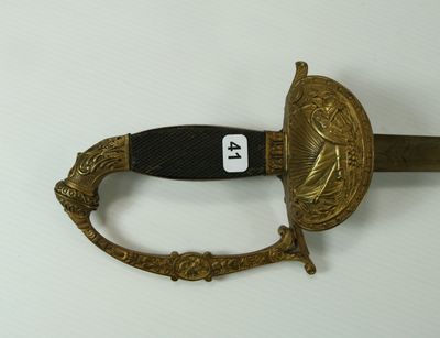 une épée dorée avec une poignée noire sur un fond blanc