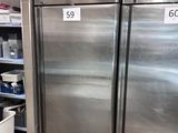 des réfrigérateurs en acier inoxydable dans un magasin, avec une étiquette de prix
