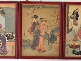 trois tableaux asiatiques encadrés représentant des femmes et des chats, accrochés à un mur