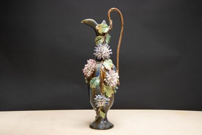 un vase contenant des fleurs, posé sur une table
