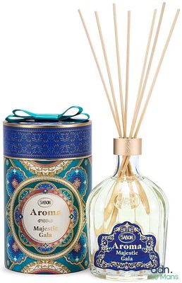 une image représentant un flacon de parfum à côté d'un bidon