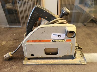 une machine posée sur le sol de la pièce