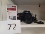 une photo d'un appareil photo posé sur une étagère dans un magasin
