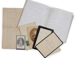 un ensemble de vieilles lettres et de photos sur un fond blanc