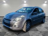 la voiture argentée est garée dans le garage sur le sol en damier