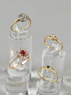 Lot de quatre BAGUES en or (750/°°°) de TDD 49: