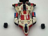 un avion de chasse Lego Star Wars posé sur une surface blanche