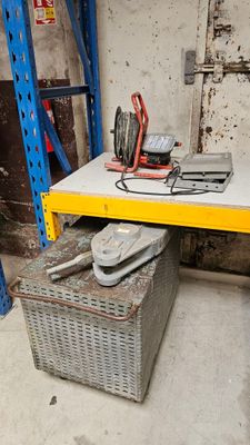 une table sur laquelle sont posés tout un tas d'outils, dans une pièce