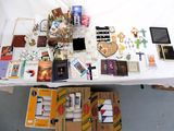une table sur laquelle se trouvent de nombreux objets