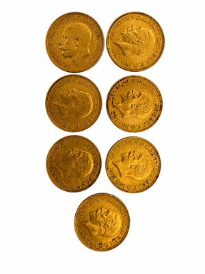 six types différents de pièces d'or sur fond blanc