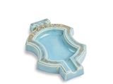 un cendrier bleu en forme de poisson sur fond blanc