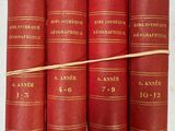 quatre livres rouges ornés de lettres dorées sont attachés à une étagère blanche