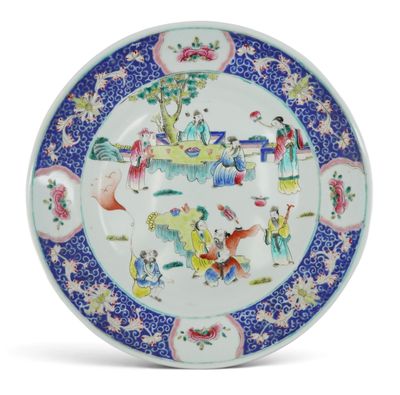 une image représentant une assiette bleue et blanche sur laquelle figurent des personnes