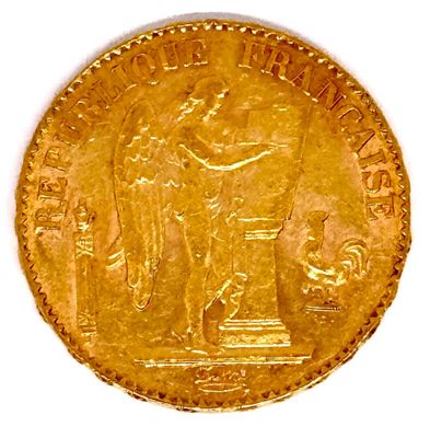 gros plan d'une pièce d'or sur une surface blanche