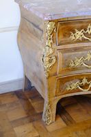 Commode tombeau en bois de placage disposé en frisage à déco… (photo 5)