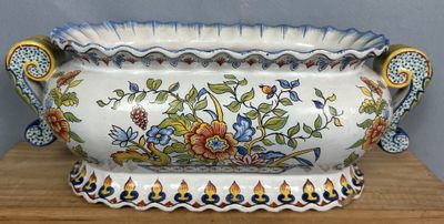 un grand vase blanc orné d'un motif floral
