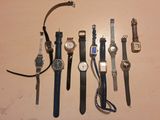 un grand nombre de montres posées sur une table