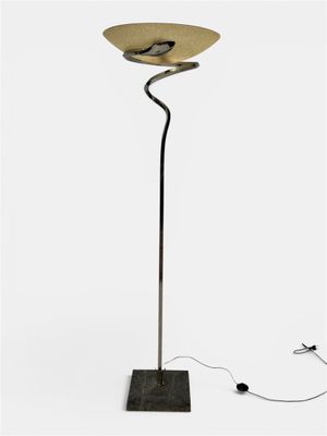 un lampadaire noir et doré avec un pied en métal