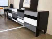 Buffet en mélaminé laqué noir et métal laqué noir, blanc et … (photo 2)